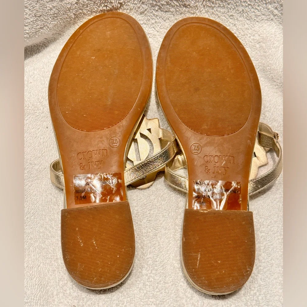 Sale! Perfect for summer! Crown & Ivy Wylie Thong metallic gold Sandal, size 7.5 - Picture 4 of 4